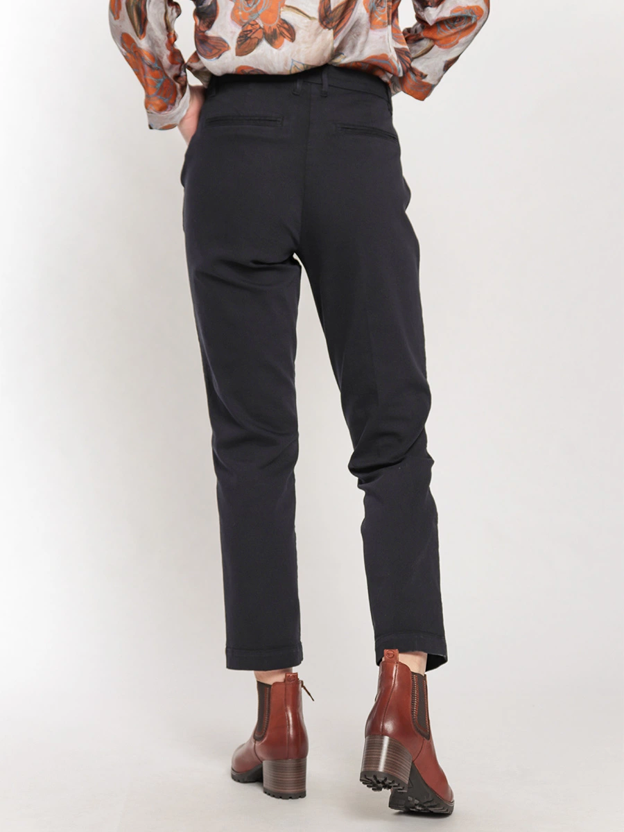 Укороченные узкие брюки